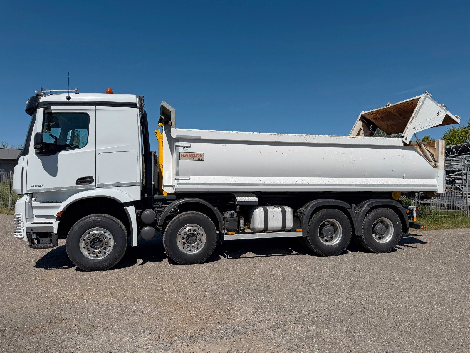 MERCEDES-BENZ – 4251 8x4 Palfinger T26A Retarder & Hardox Mulde - Bild 1