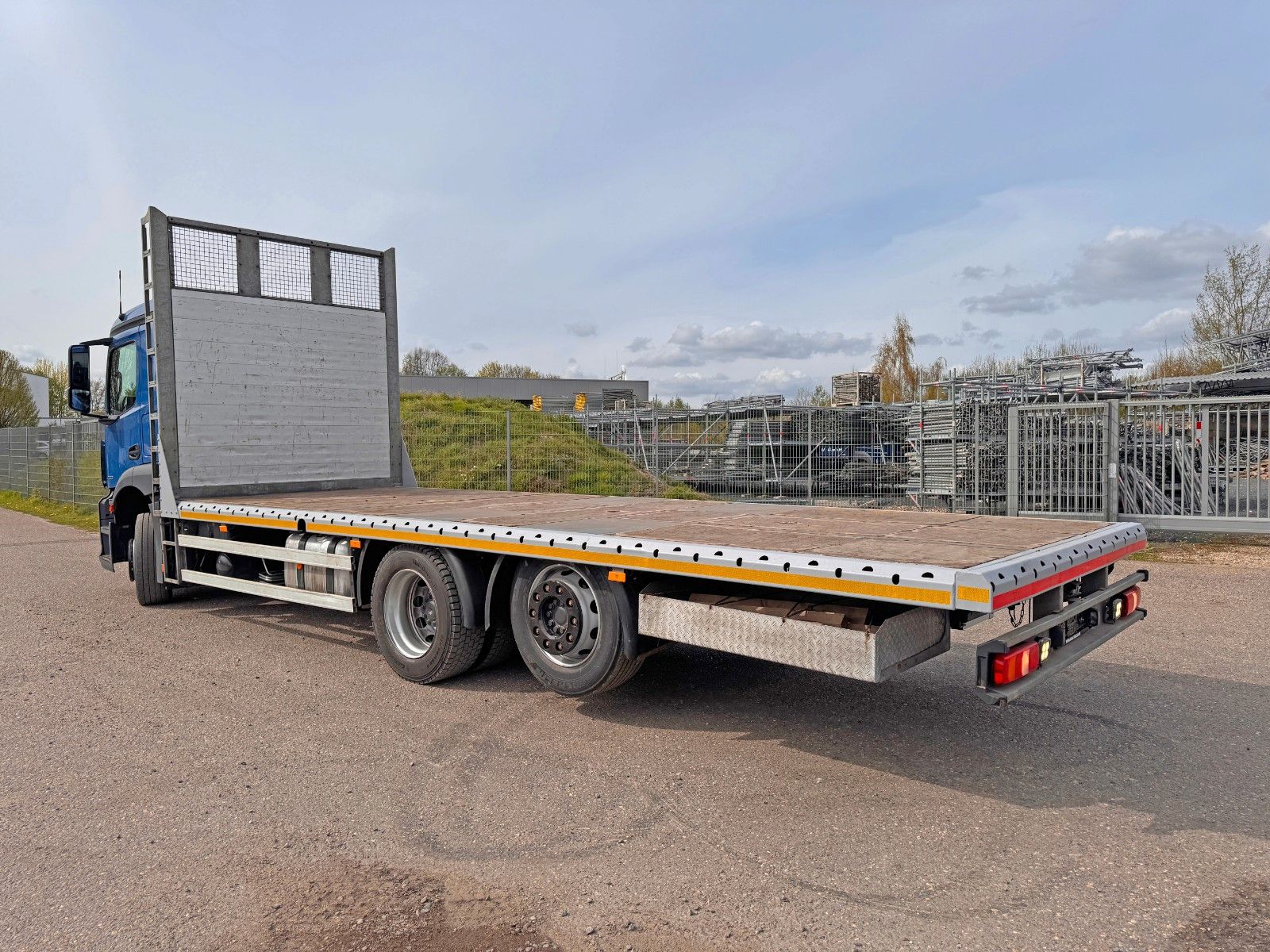MERCEDES-BENZ – 2533 6X2 Plateau 7,40m + 1,00 m gesamt 8,40 m - Bild 7