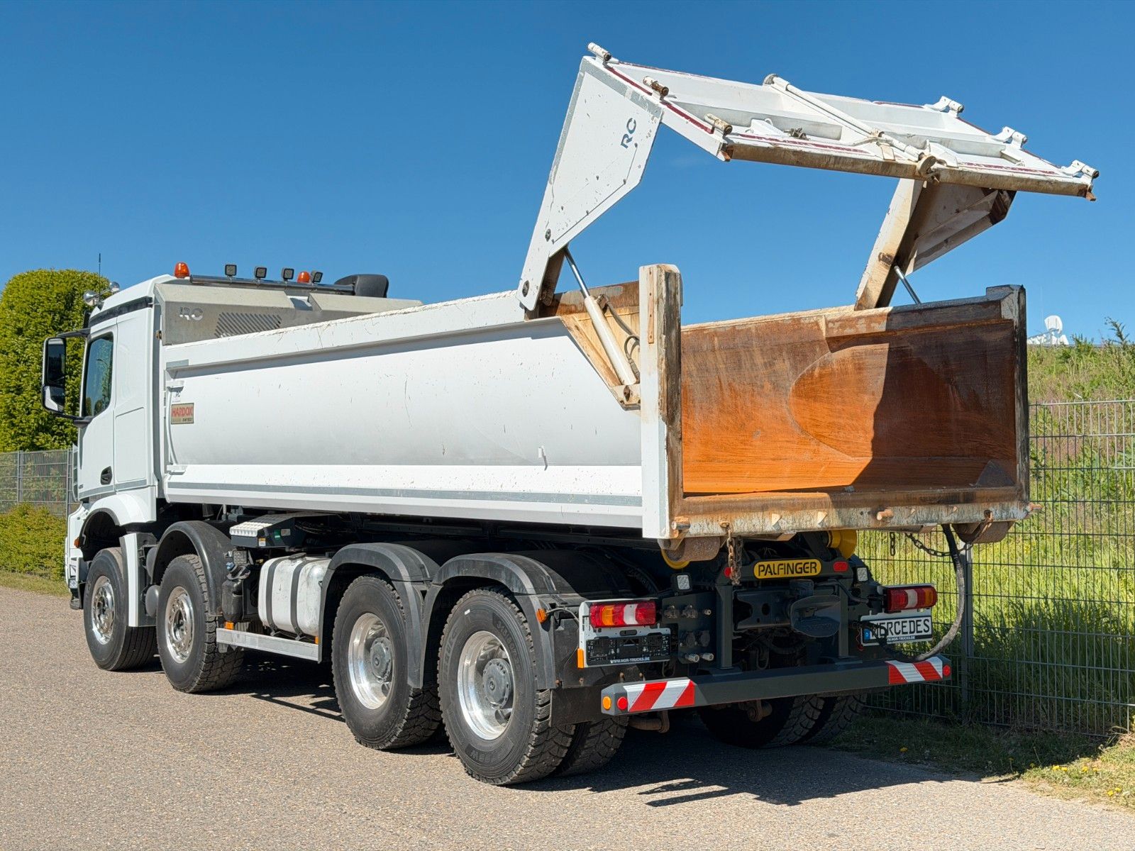 MERCEDES-BENZ – 4251 8x4 Palfinger T26A Retarder & Hardox Mulde - Bild 4