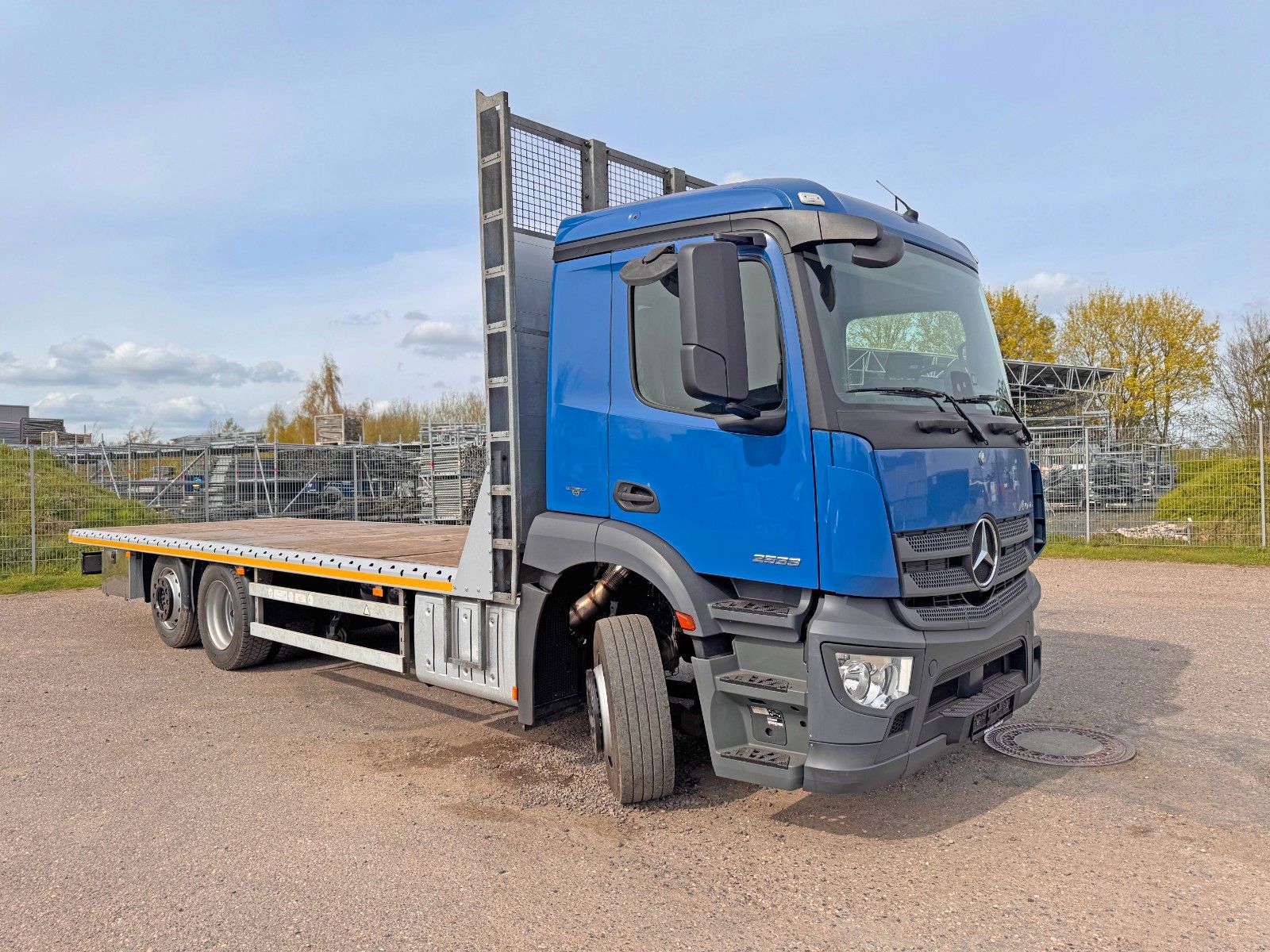 MERCEDES-BENZ – 2533 6X2 Plateau 7,40m + 1,00 m gesamt 8,40 m - Bild 1
