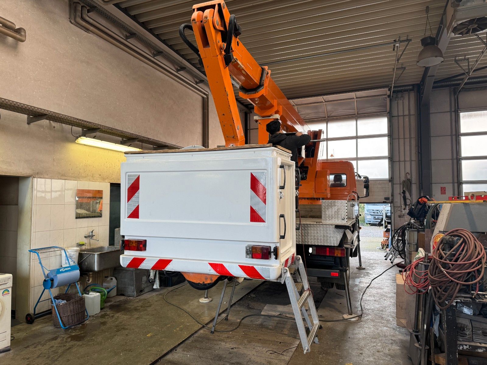 MERCEDES-BENZ – 815 4x2 Hubarbeitsbühne Wumag 170 high 17 m - Bild 4