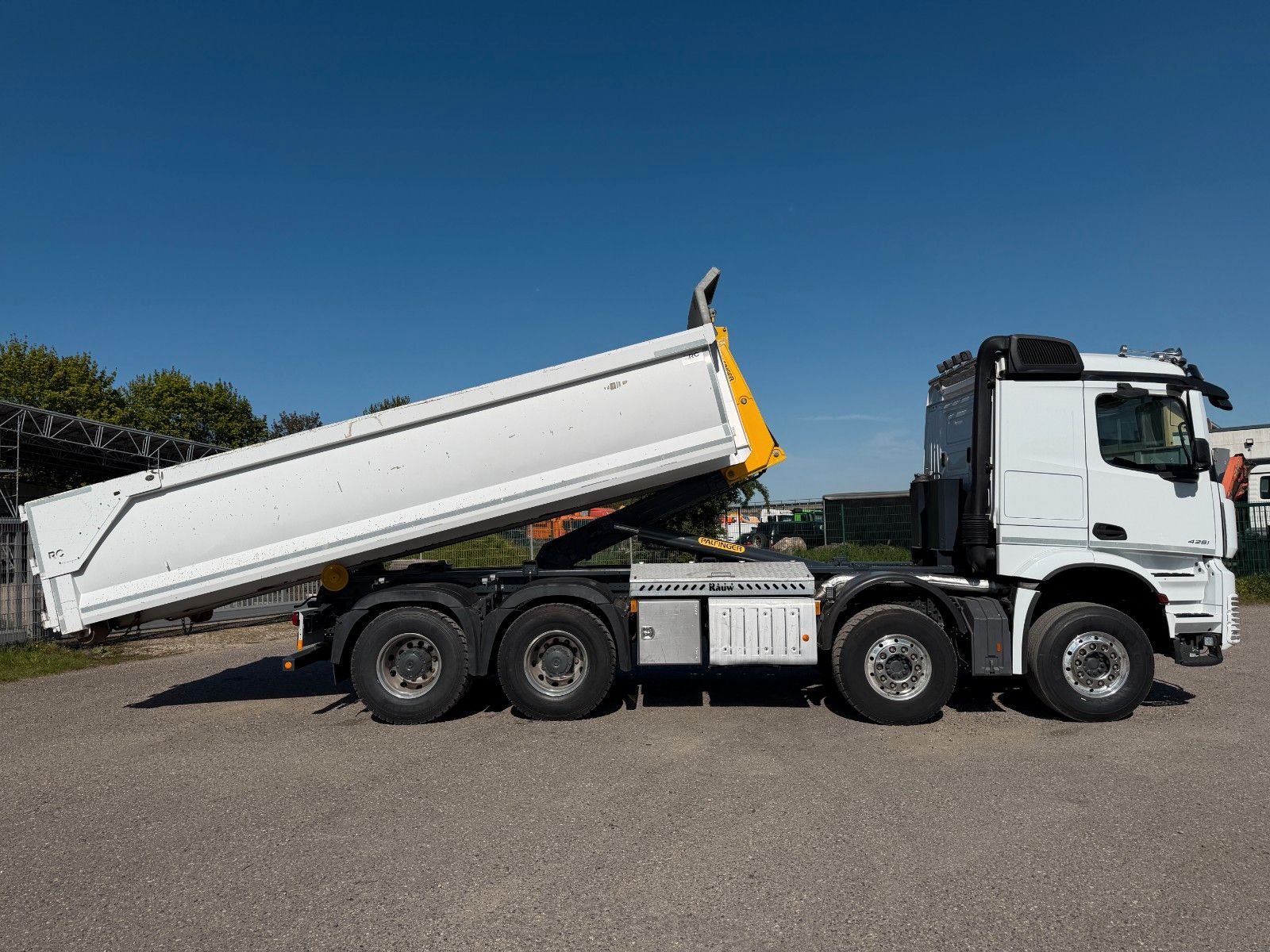 MERCEDES-BENZ – 4251 8x4 Palfinger T26A Retarder & Hardox Mulde - Bild 2