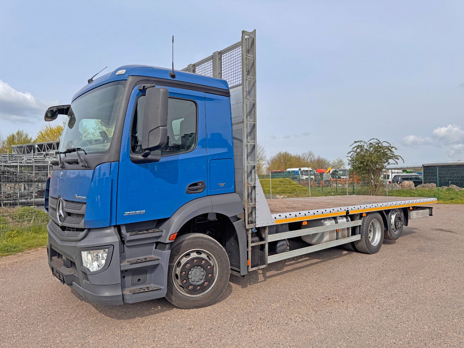 MERCEDES-BENZ – 2533 6X2 Plateau 7,40m + 1,00 m gesamt 8,40 m - Bild 1