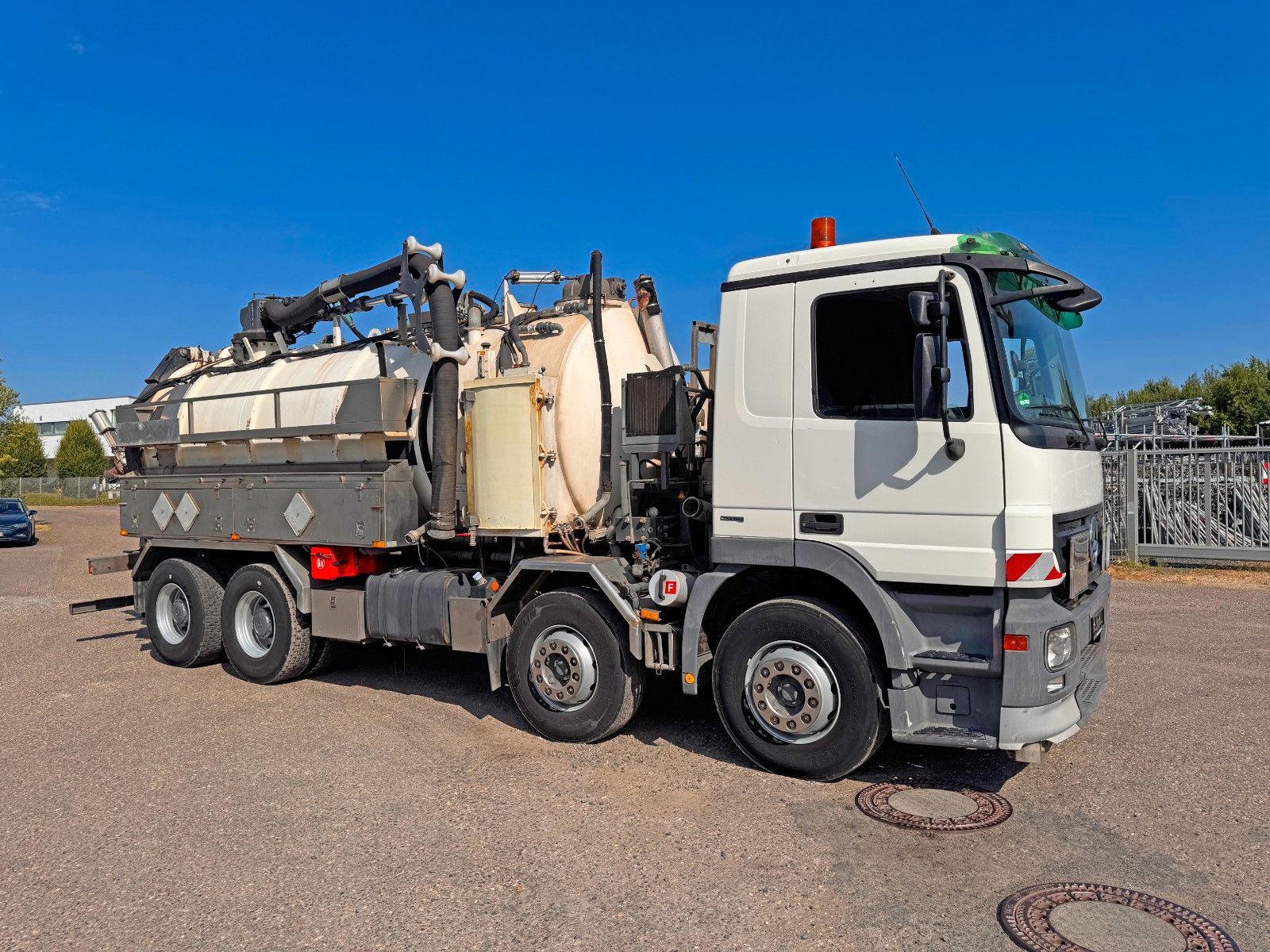 MERCEDES-BENZ – 3241 8X4 Kaiser Saug & Druck & Spülwagen - Bild 17