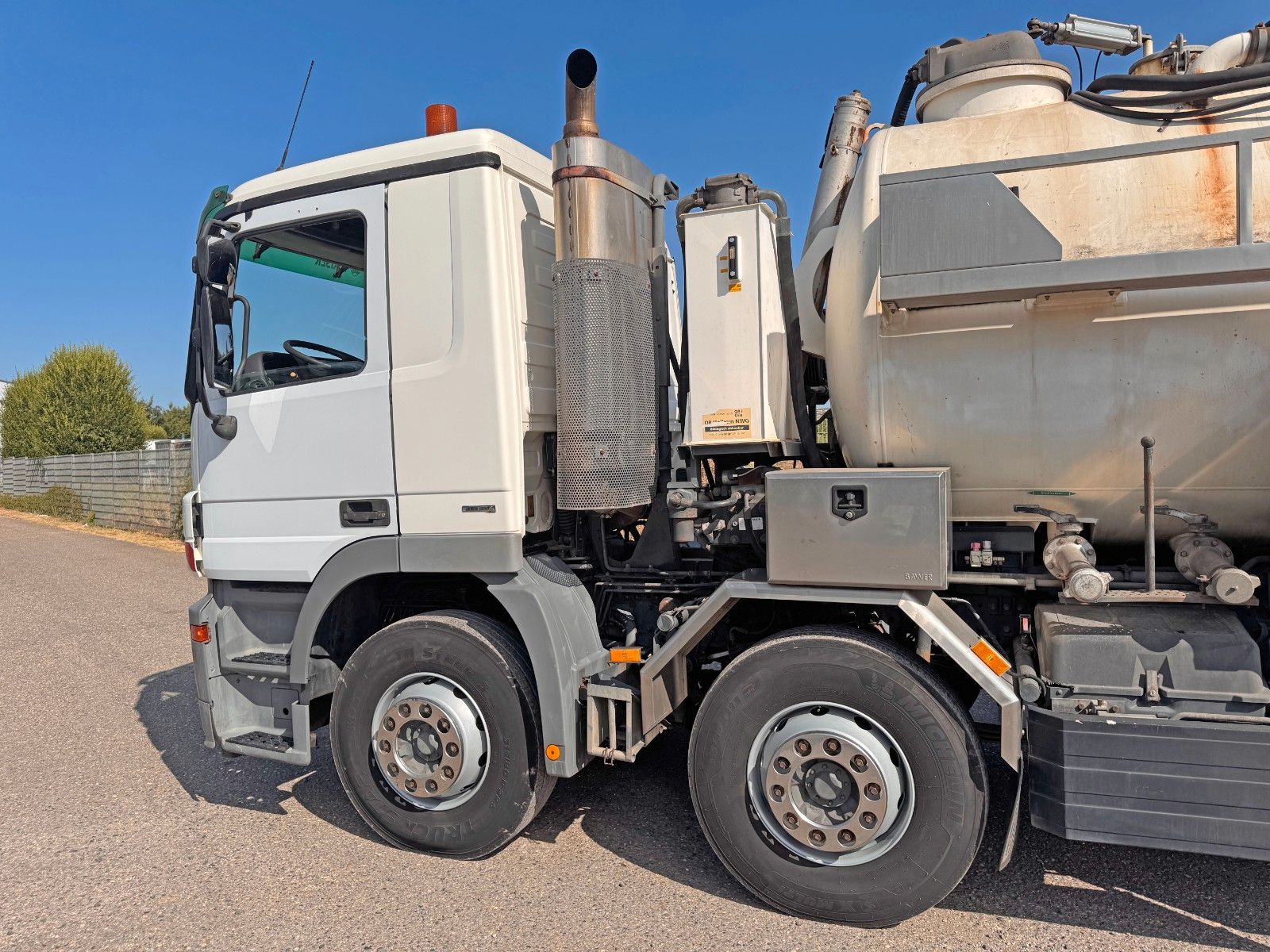 MERCEDES-BENZ – 3241 8X4 Kaiser Saug & Druck & Spülwagen - Bild 7