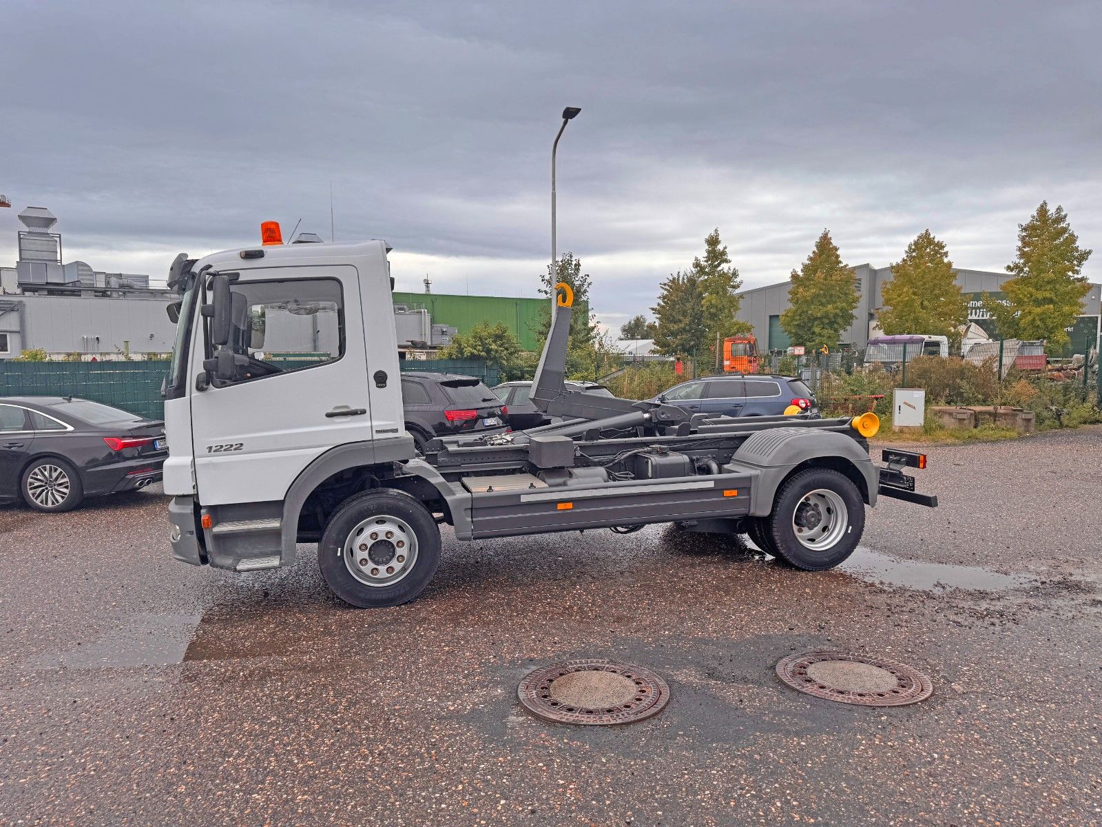MERCEDES-BENZ – 1222 4X2 HIAB City 7 to. Abroller 6 neue Reifen - Bild 1
